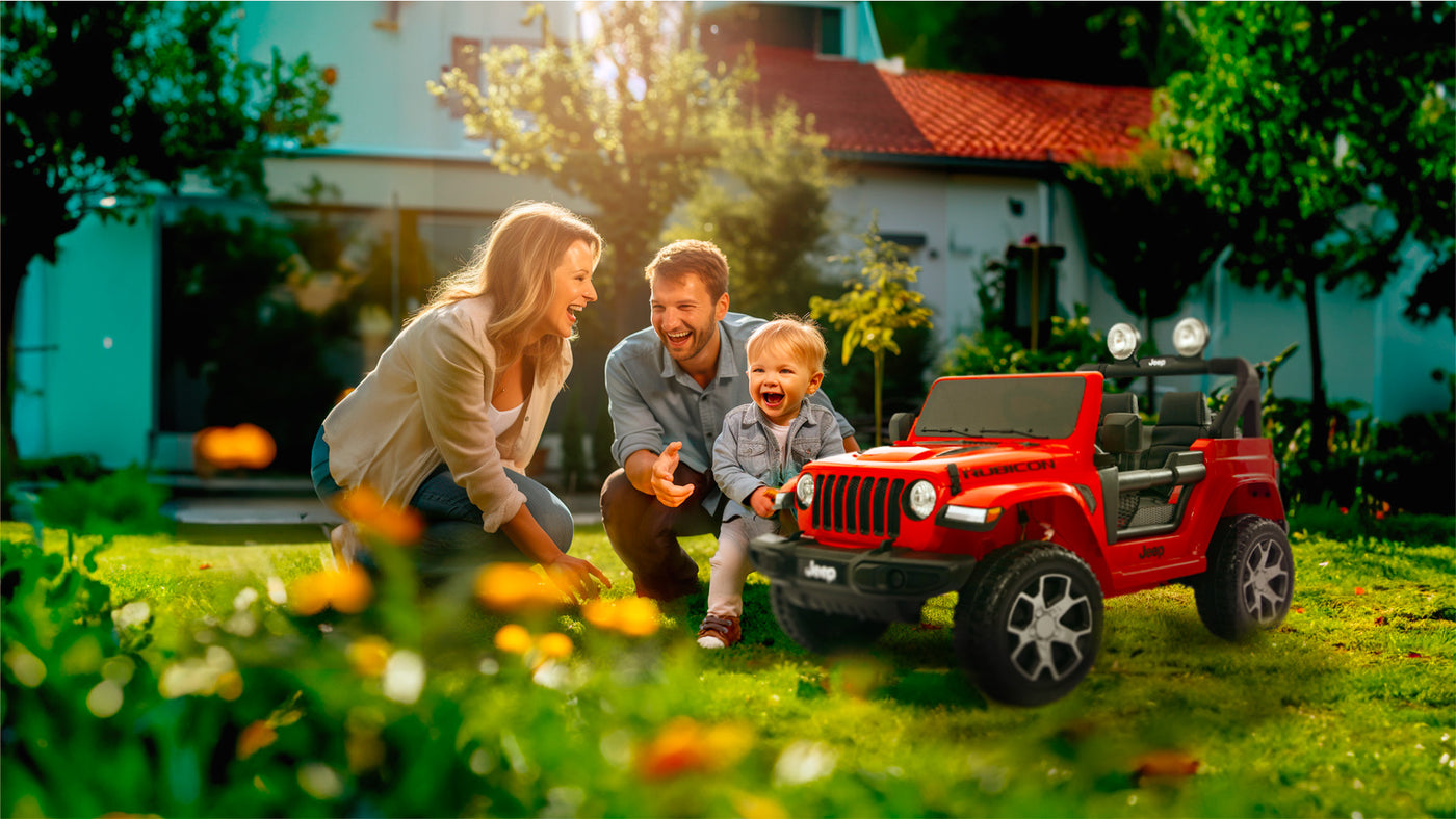 Famiglia con Macchina Elettrica per Bambini in giardino